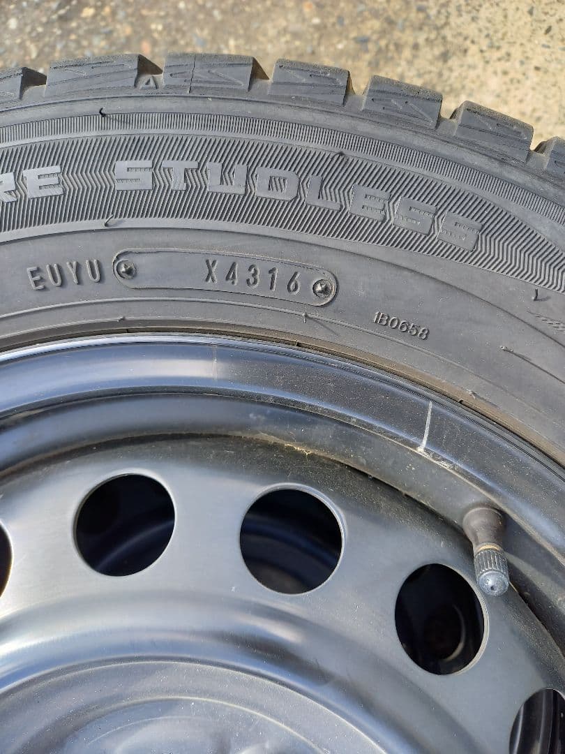 スタッドレスタイヤ&ホイール４本セット　アクアなど 175/65R15ダンロップ