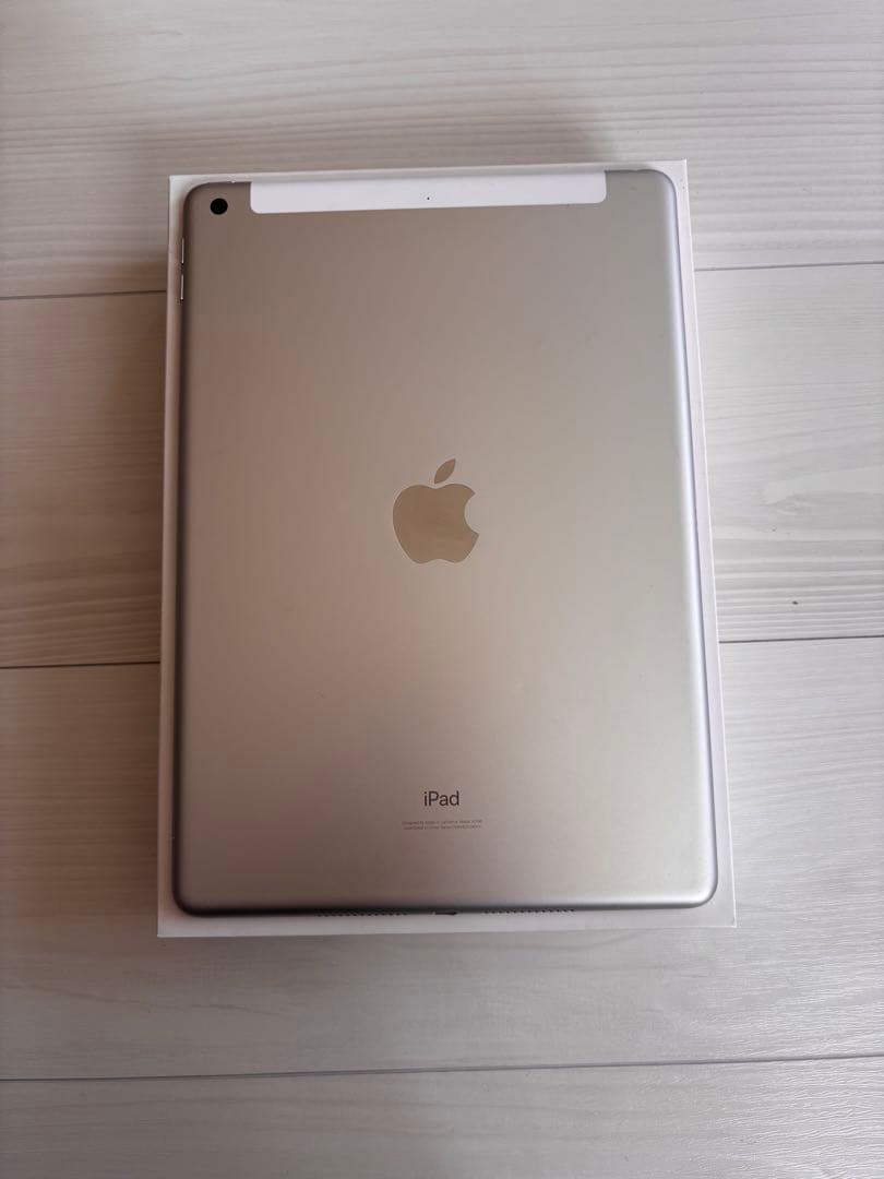 Apple iPad シルバー　本体　第七世代