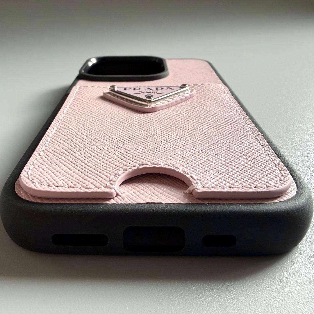 新品 未使用 プラダ PRADA iPhoneケース 15 Pro ロゴ ピンク