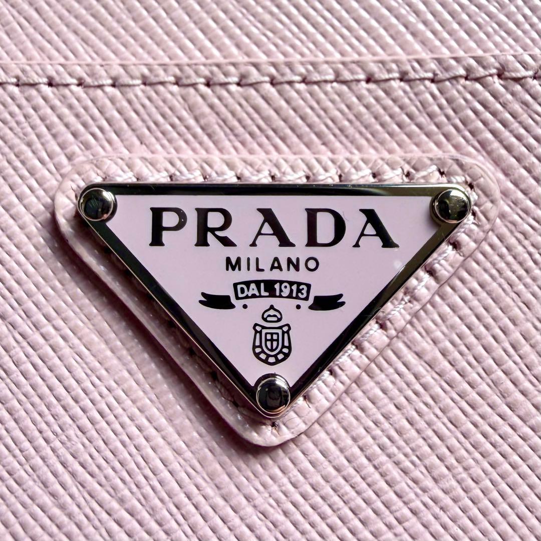 新品 未使用 プラダ PRADA iPhoneケース 15 Pro ロゴ ピンク