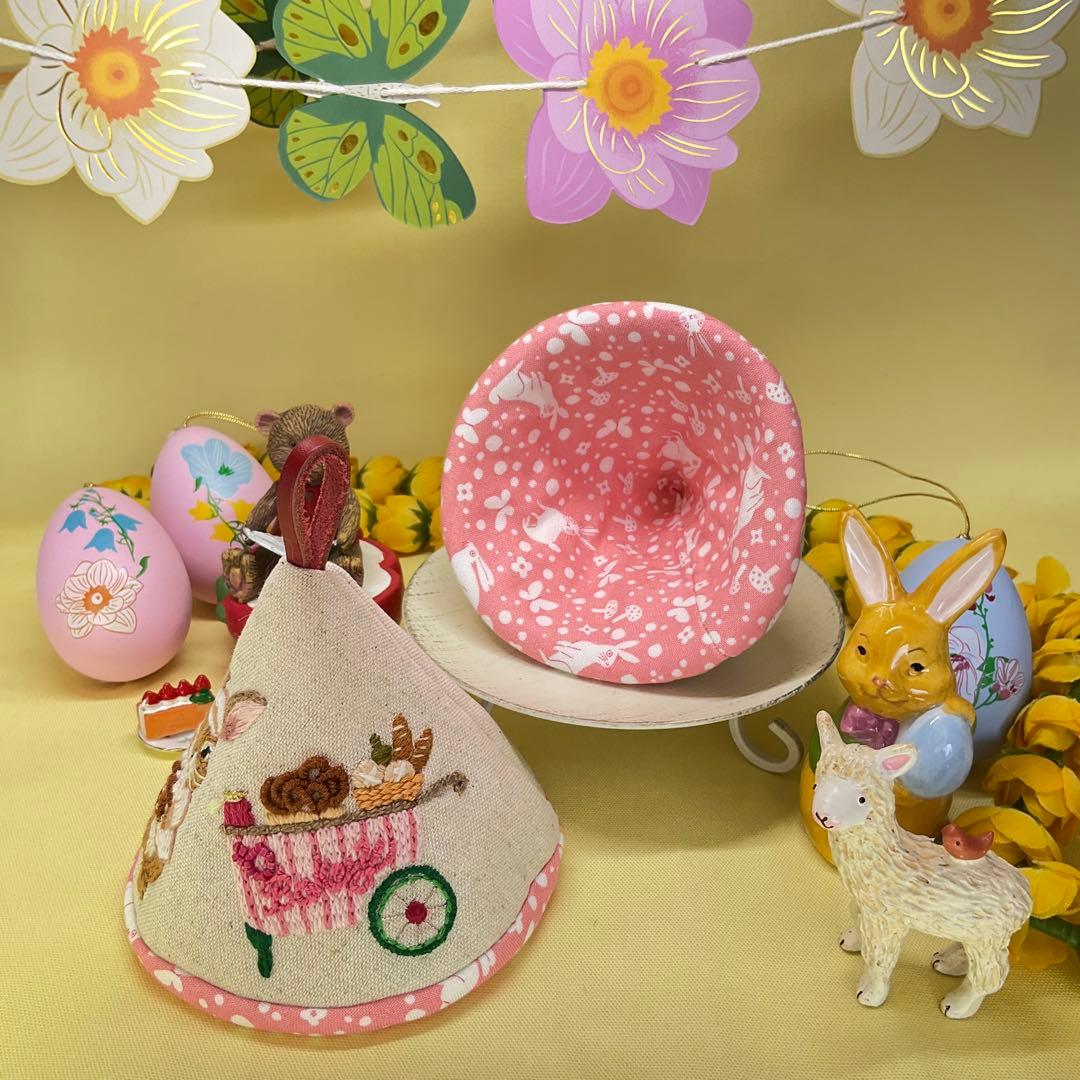 【まりこ】手刺繍　三角鍋つかみ　STAUB