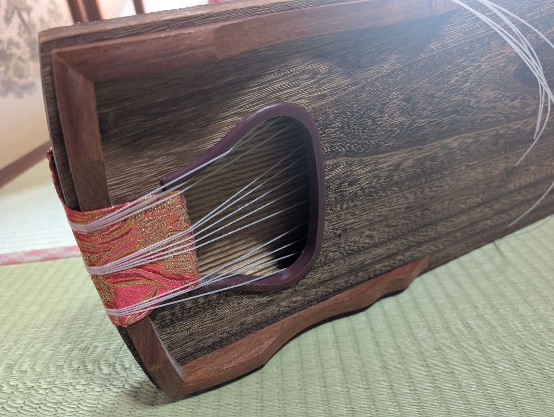 金色の花柄の木製琴