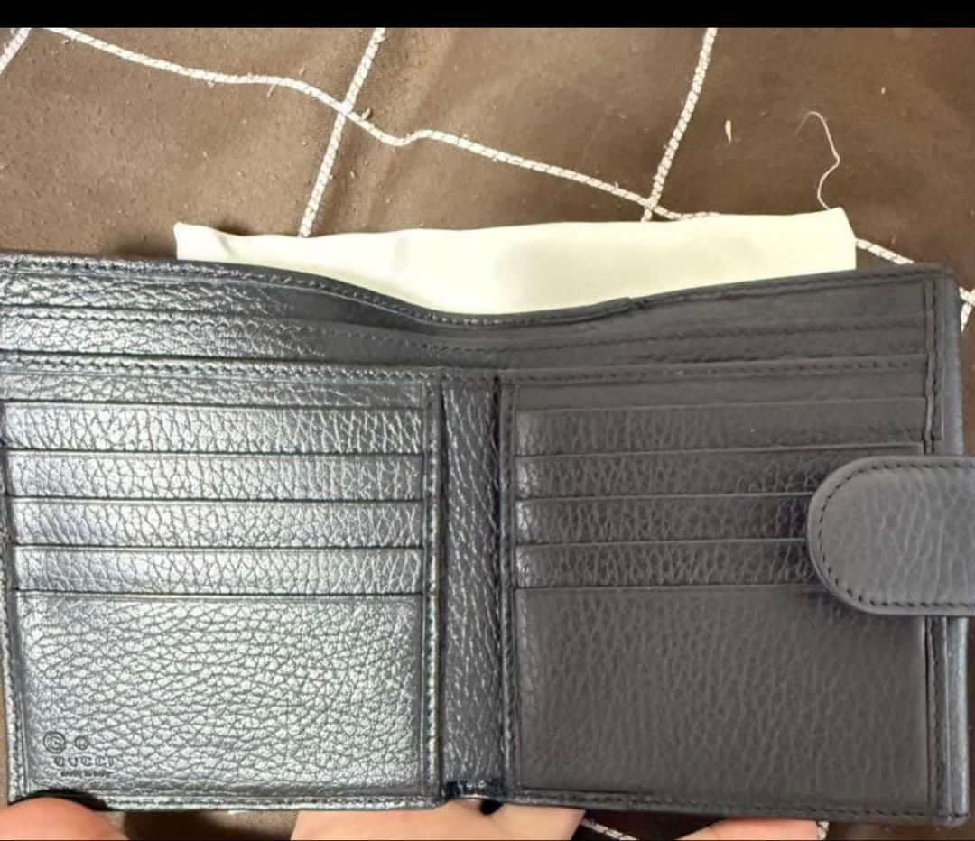 みぃGUCCI 黒 レザー 二つ折り財布