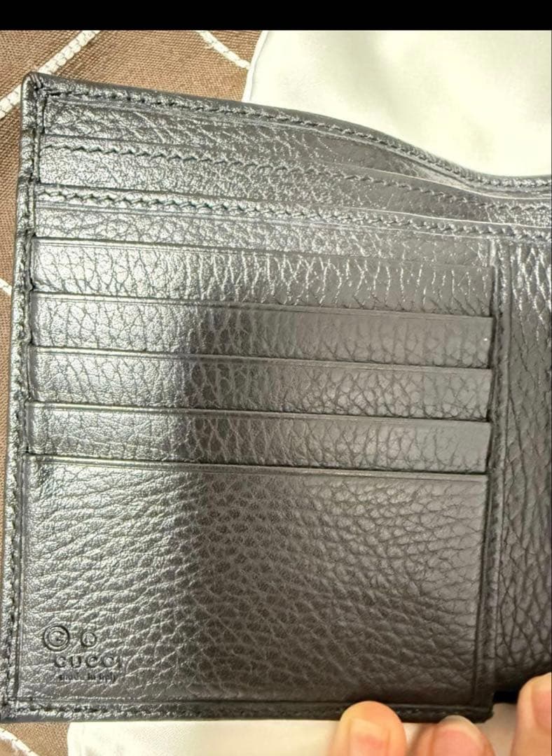 みぃGUCCI 黒 レザー 二つ折り財布