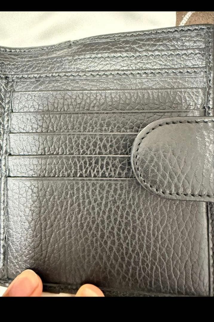 みぃGUCCI 黒 レザー 二つ折り財布