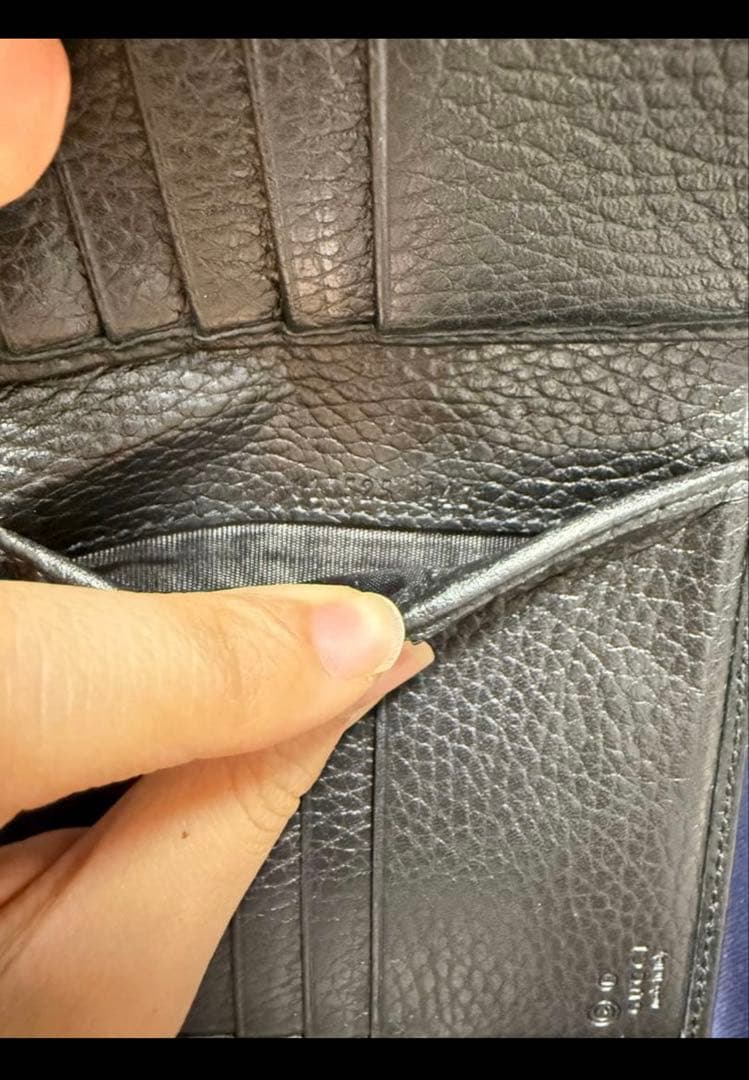 みぃGUCCI 黒 レザー 二つ折り財布