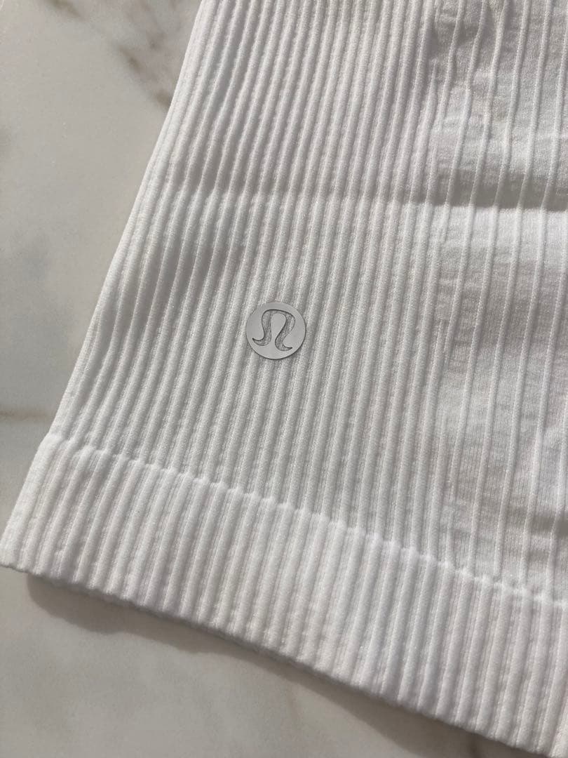 【定価8,500円】ルルレモン　ブラカップ付きTシャツ　サイズM ４　ホワイト