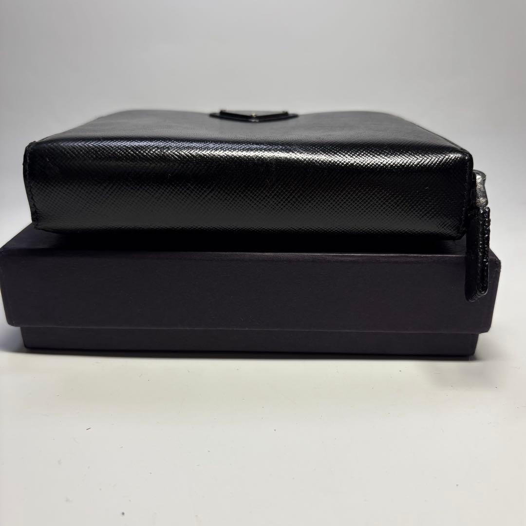M605Aプラダ 二つ折り財布 三角ロゴサフィアーノレザー ファスナー ブラック