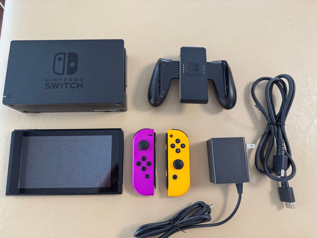 任天堂Switch SDカード付き　コントローラー別色