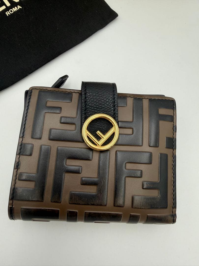 FENDI フェンディ 二つ折り財布 ズッカ柄 ロゴ金具