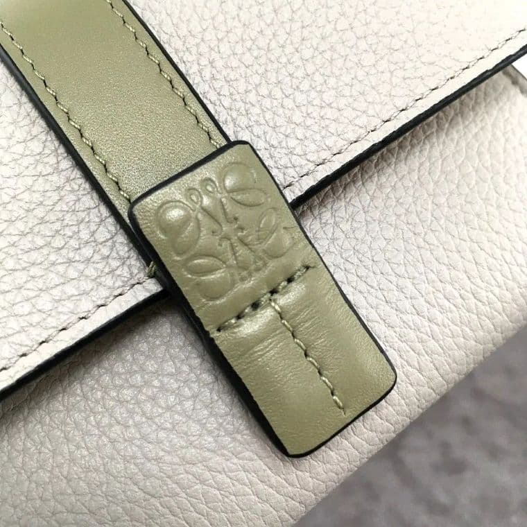 送料込み！ 未使用品 LOEWE バーティカルウォレットスモール 箱付き 378
