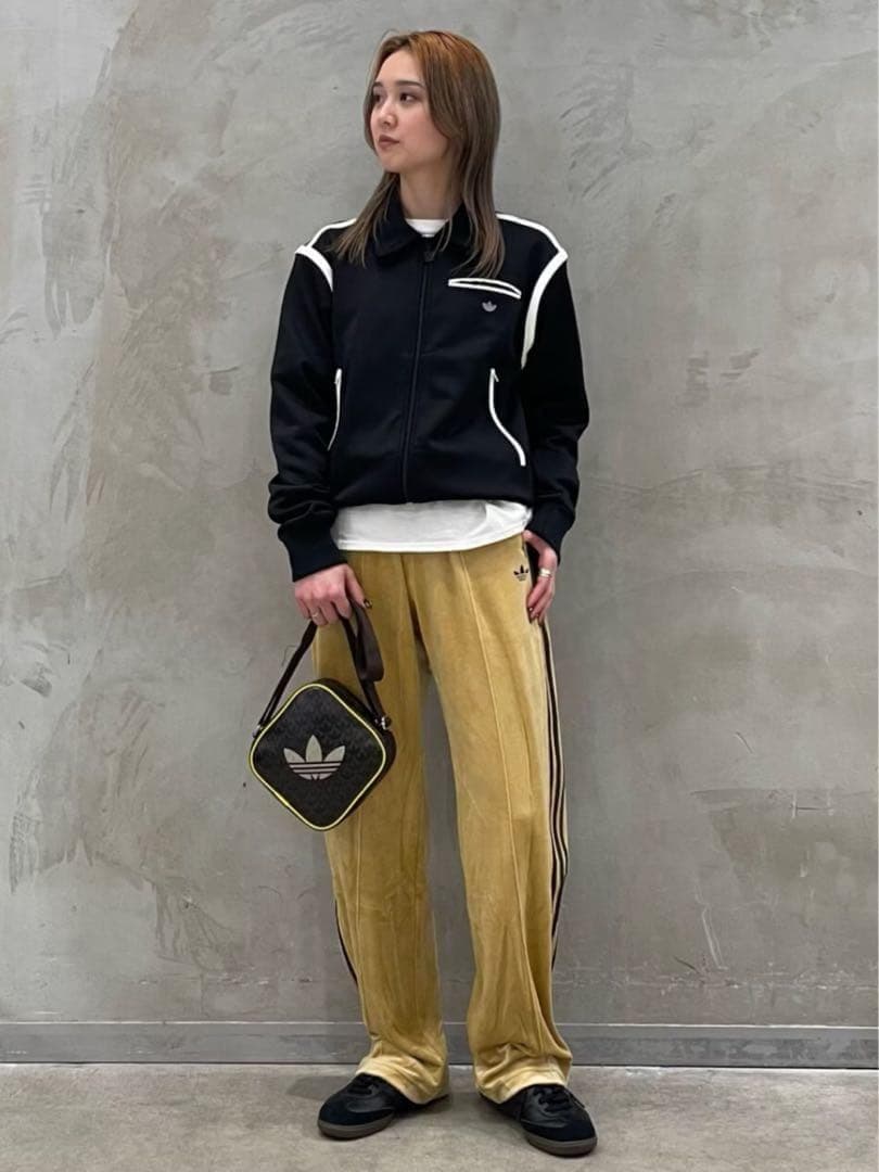新品 adidas Originals ベロアトラックパンツ ベージュ ゴールド