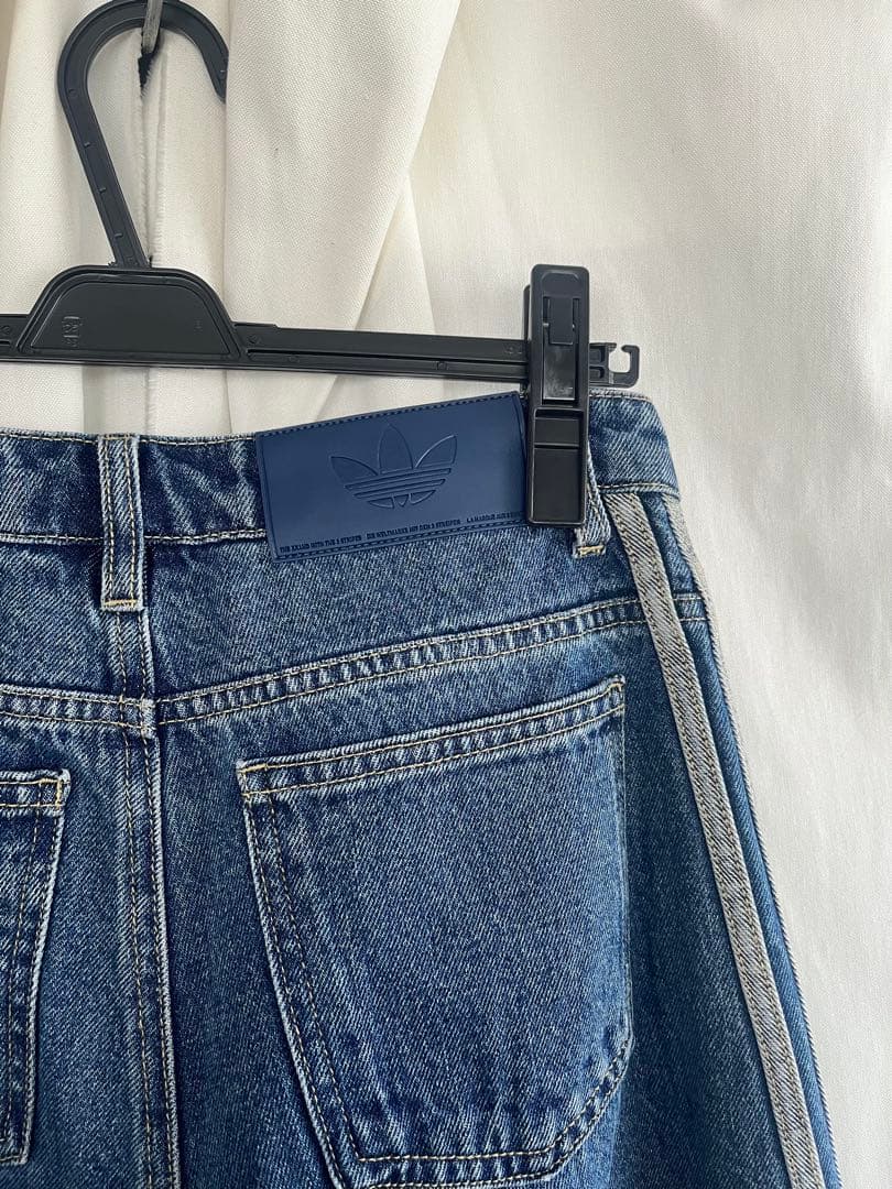 adidas ルーズ　デニムパンツ　アディダス