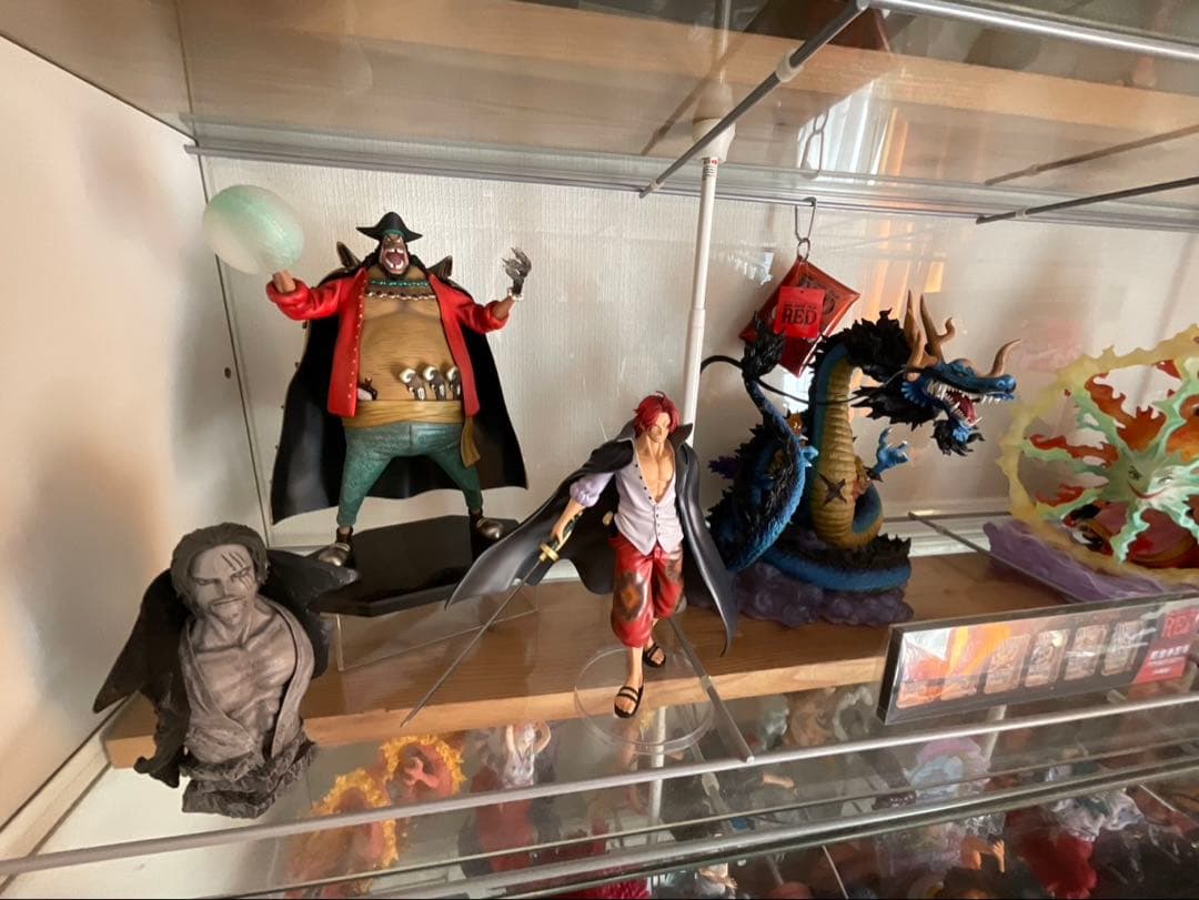 ワンピースフィギュアセット売り！　ショーケース付き
