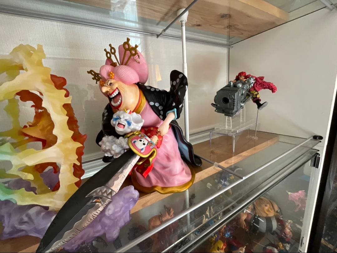 ワンピースフィギュアセット売り！　ショーケース付き
