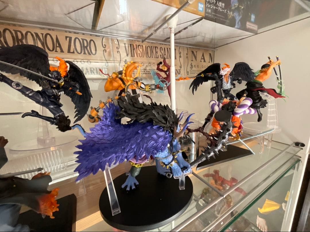 ワンピースフィギュアセット売り！　ショーケース付き