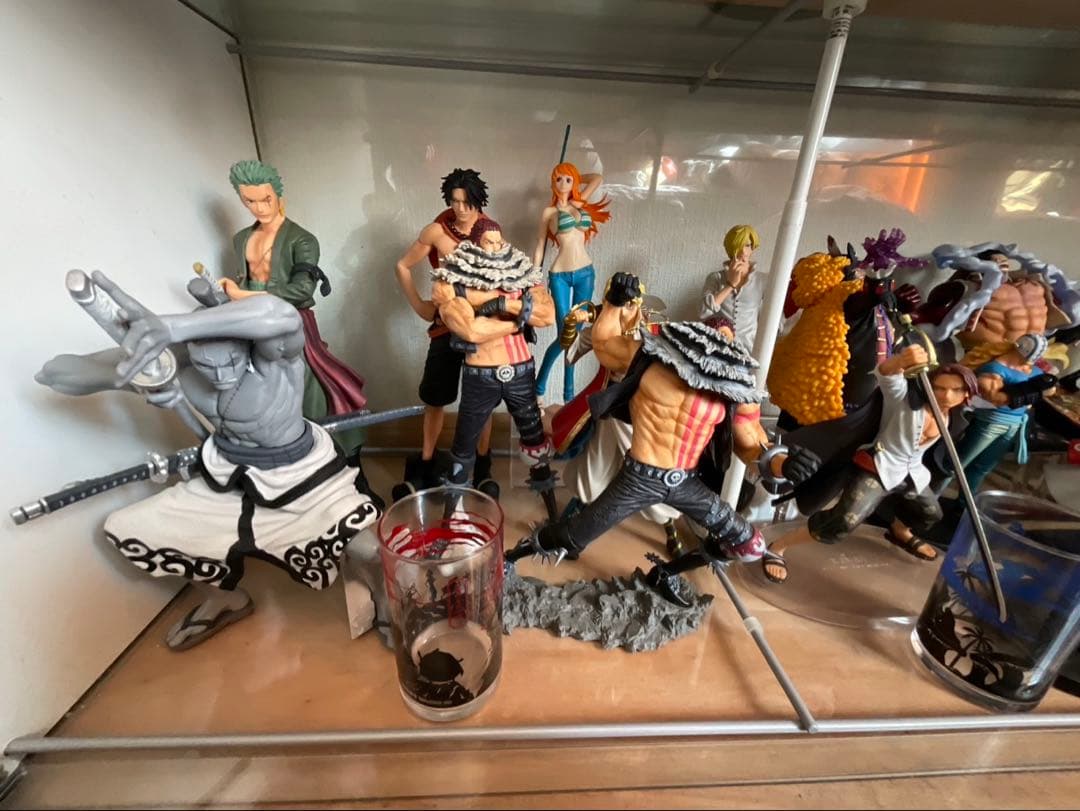ワンピースフィギュアセット売り！　ショーケース付き