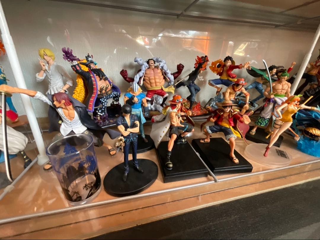 ワンピースフィギュアセット売り！　ショーケース付き