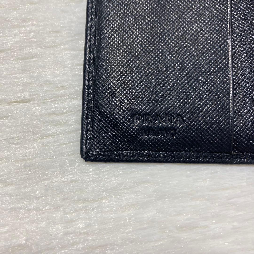 早い者勝ち　PRADA プラダ　二つ折り　財布　三角ロゴ　黒　レザー　人気　定番