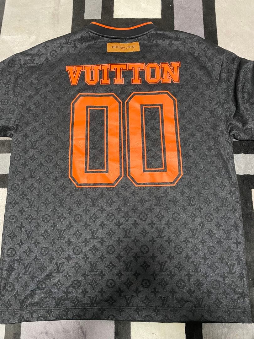 モノグラム スポーティ Vネック Tシャツ