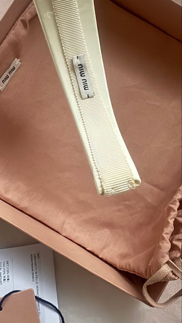 MiuMiuパテントレザーカチューシャホワイト ロゴ入り