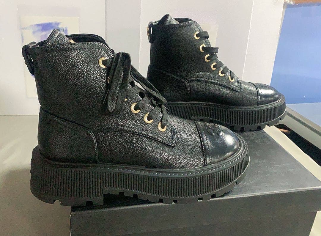 CHANEL ブラック ハイカットブーツ