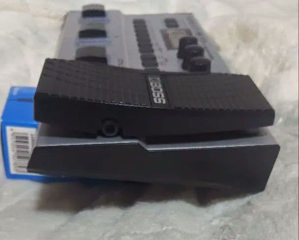 BOSS　 GT-1B　マルチエフェクター 即決ならACアダプター付属