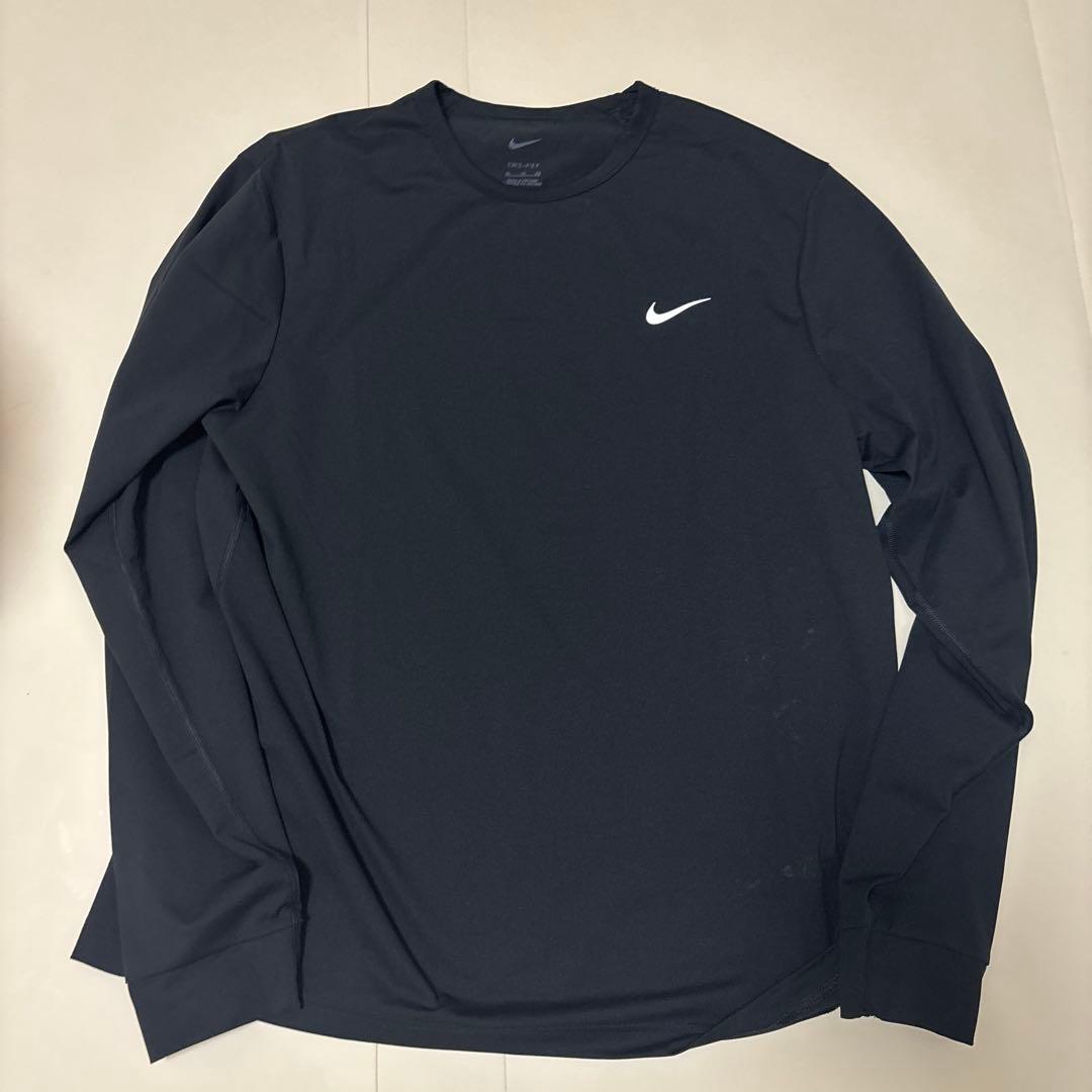 Nike ブラック ロングスリーブTシャツ