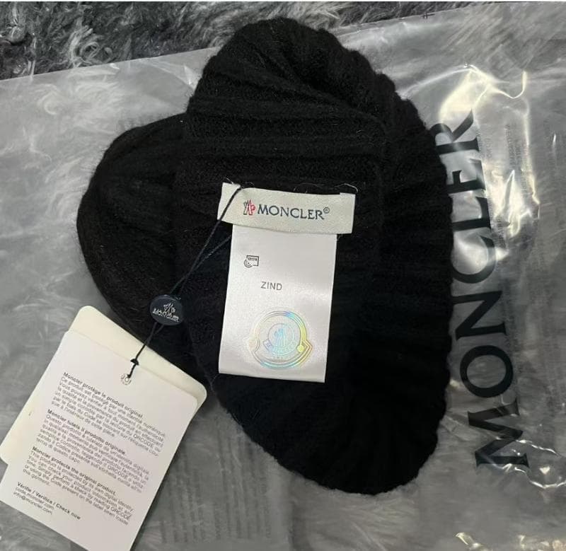 MONCLER黒のニット帽