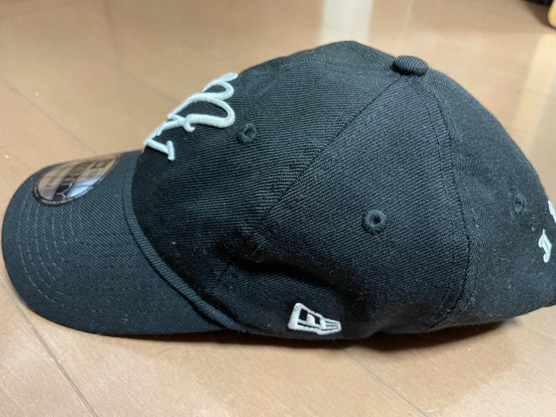 メゾン ミハラヤスヒロ✖️NEW ERAブラック刺繍ロゴキャップ