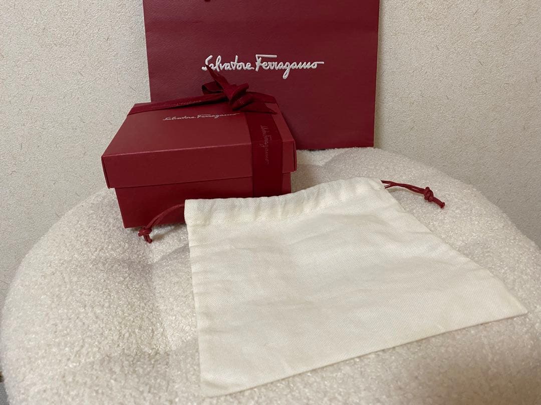 ⭐︎箱、ショッパー無⭐︎SalvatoreFerragamo ブラック カチューシャ