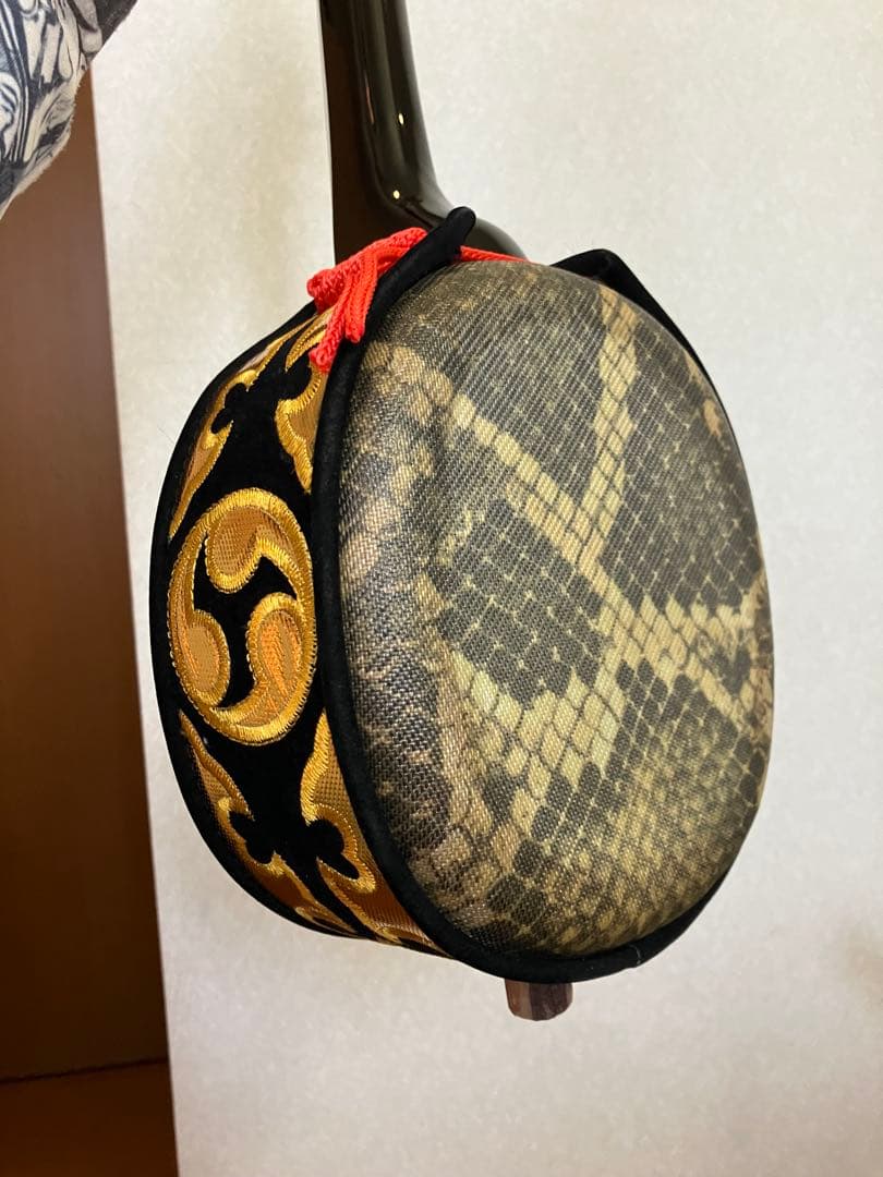 蛇三線本体 専用袋付き 未使用 伝統的な模様 三線入門