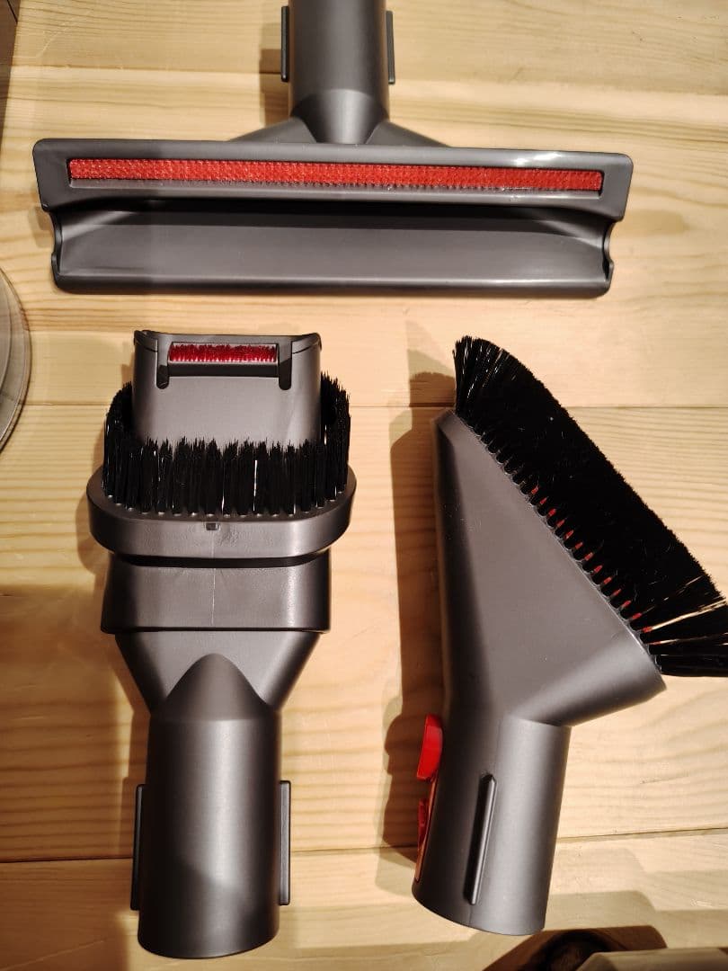 Dyson V8 Slim Fluffy+ 各種アタッチメント付き　ヘッドなし