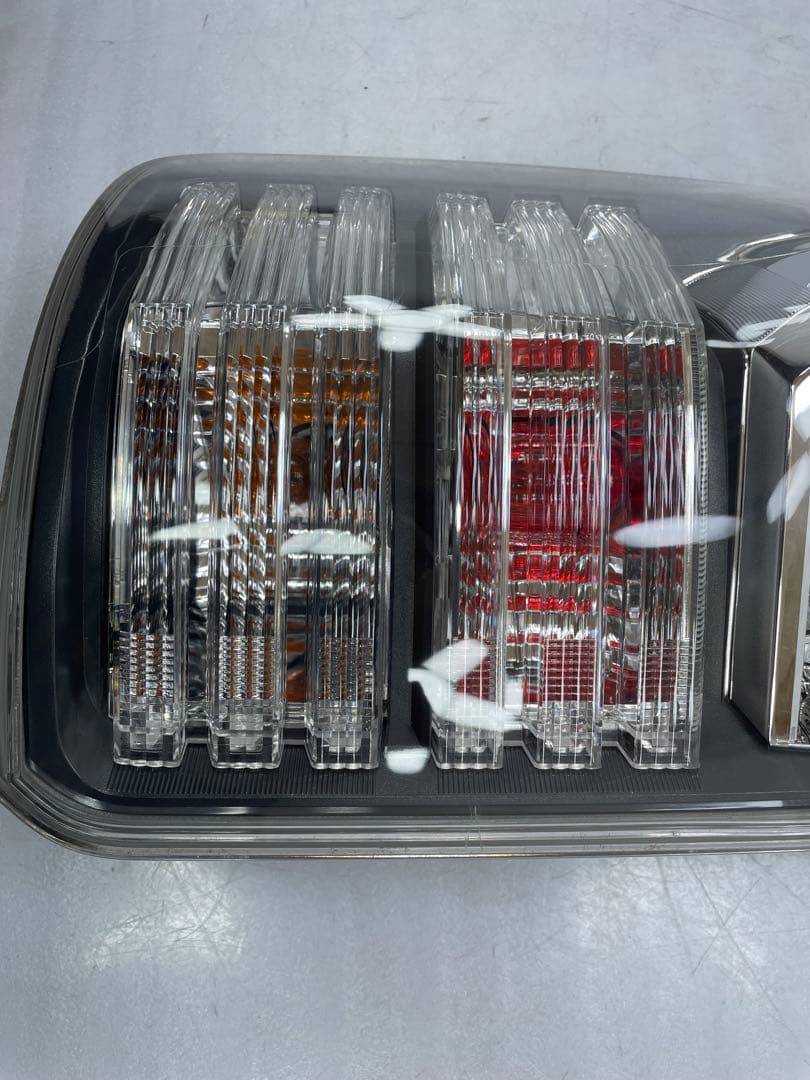 ヴォクシー DBA-ZRR70W 左テールランプ　イチコ 28-220 か59