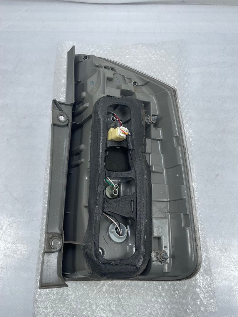 ヴォクシー DBA-ZRR70W 左テールランプ　イチコ 28-220 か59