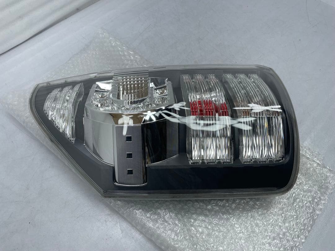 ヴォクシー DBA-ZRR70W 左テールランプ　イチコ 28-220 か59