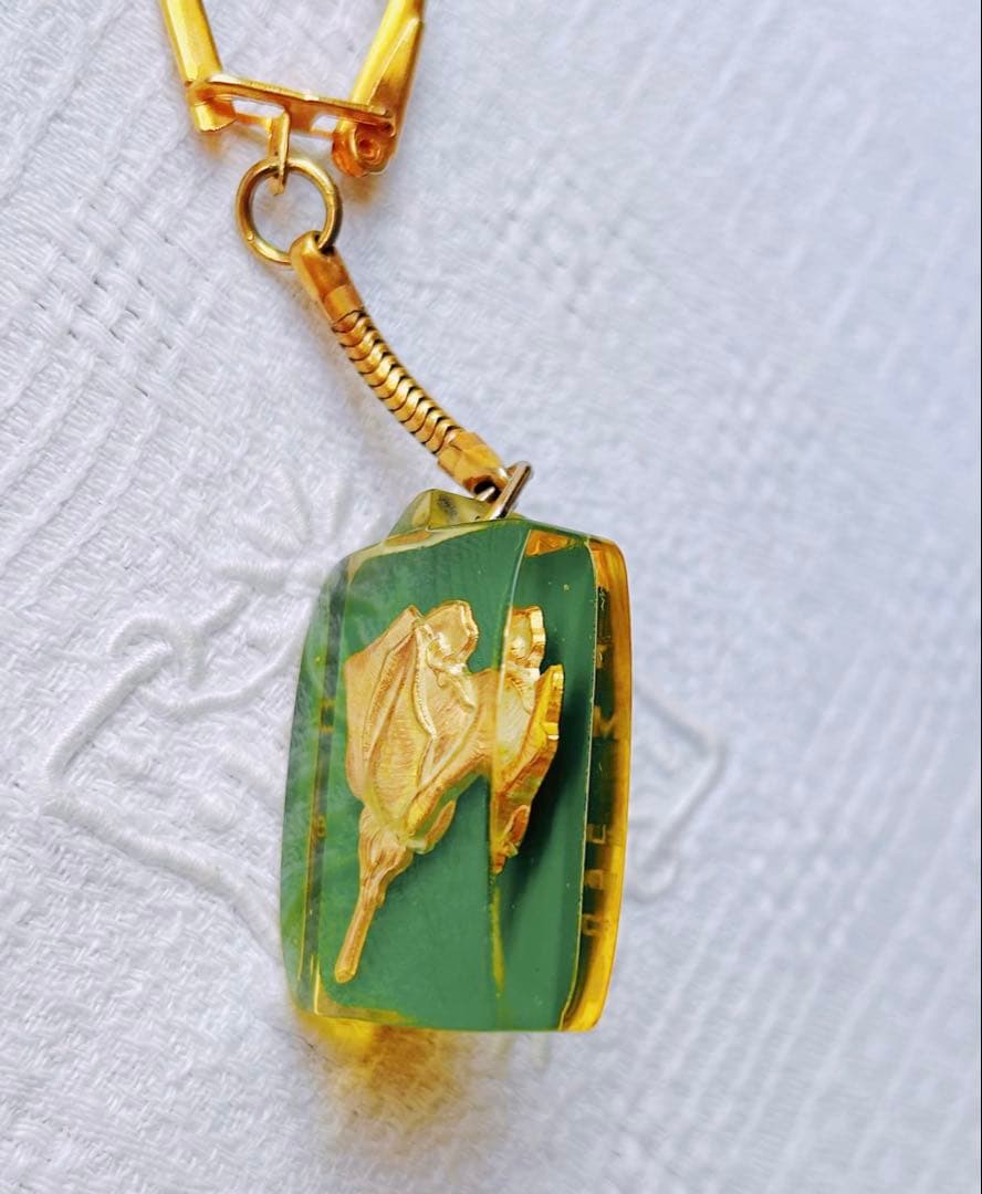 レア　フレンチキーホルダー　 1960s ヴィンテージ　バラ　花　繊細　レリーフ