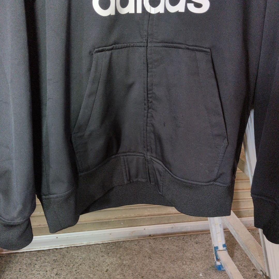 adidas 黒 フーディ ロゴ入りスノボーウェアー