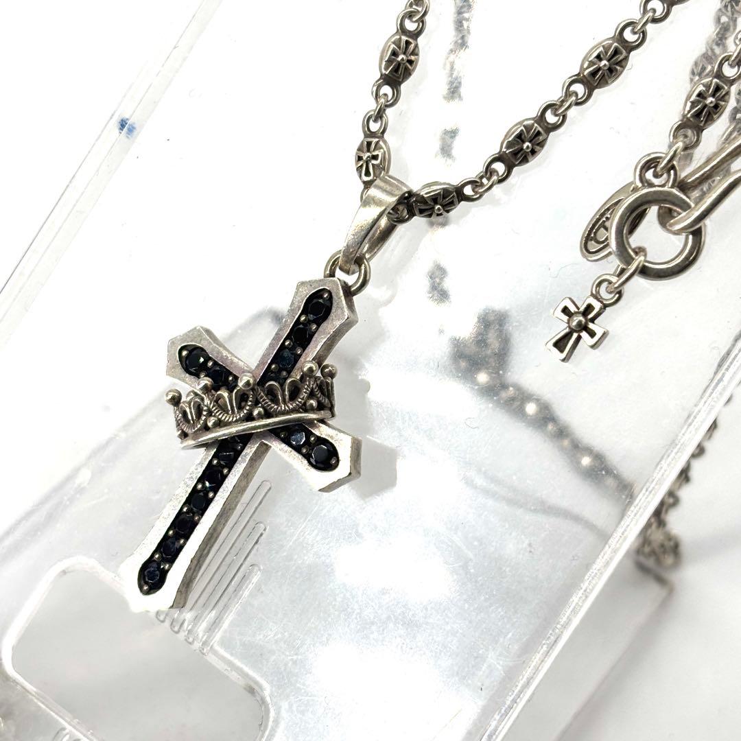 アクセサリー JUSTIN DAVIS CROSS WITH CROWN TINY CROSS