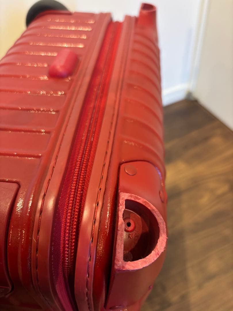 リモワRIMOWAレッド33L 2輪キャリーTSAロック付き スーツケース