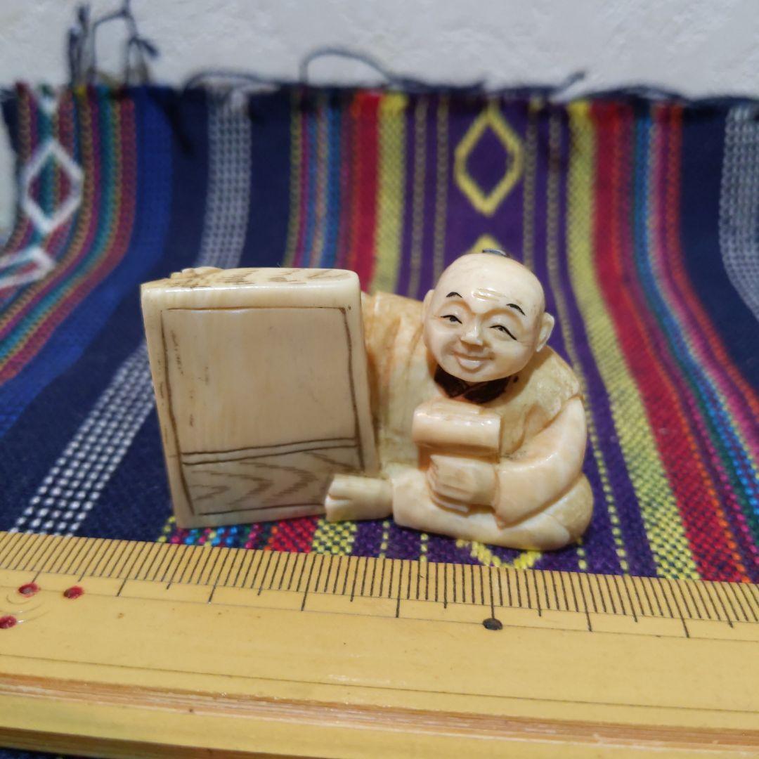 時代提げ物 人物根付 天然素材 在銘【江戸職人】高さ約3.3cm 重さ約40ｇ