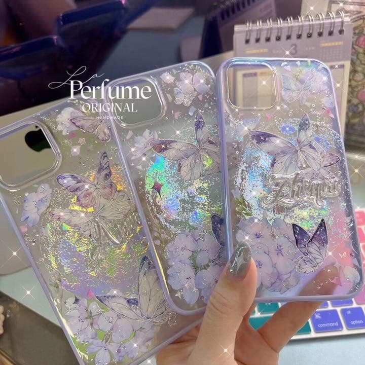 バタフライ✨名入れ♡キラキラ✨レインボー 花 イニシャル フチiPhoneケース