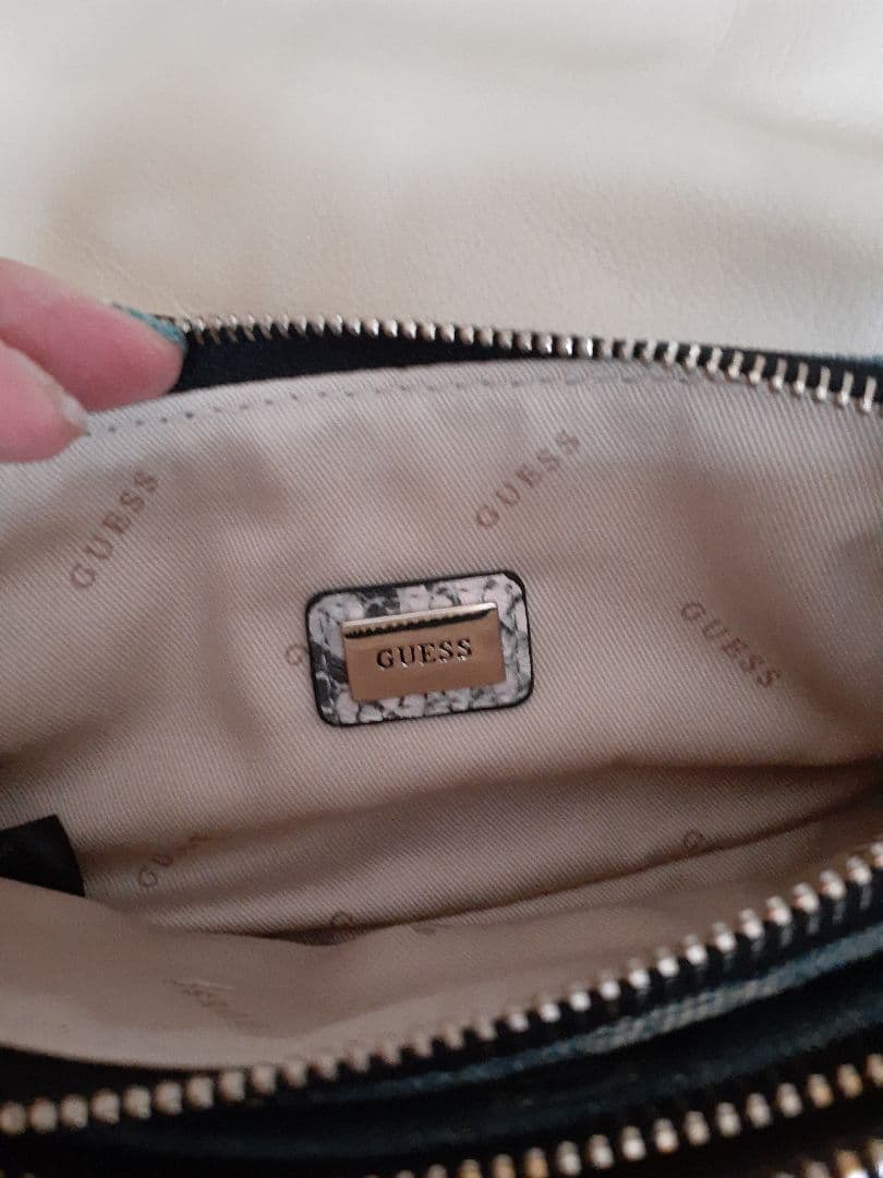 新品未使用　GUESS　ボディーバッグ