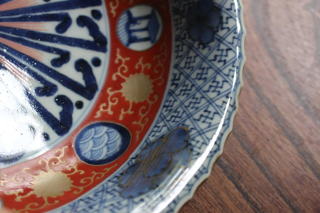 繊細な輪花デザインに華やかな金彩色絵の映える伊万里大鉢（検古伊万里九谷菓子鉢