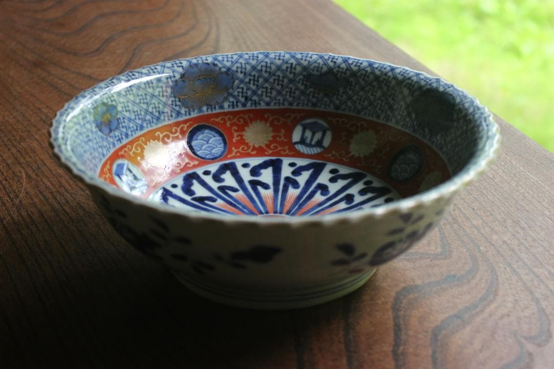 繊細な輪花デザインに華やかな金彩色絵の映える伊万里大鉢（検古伊万里九谷菓子鉢