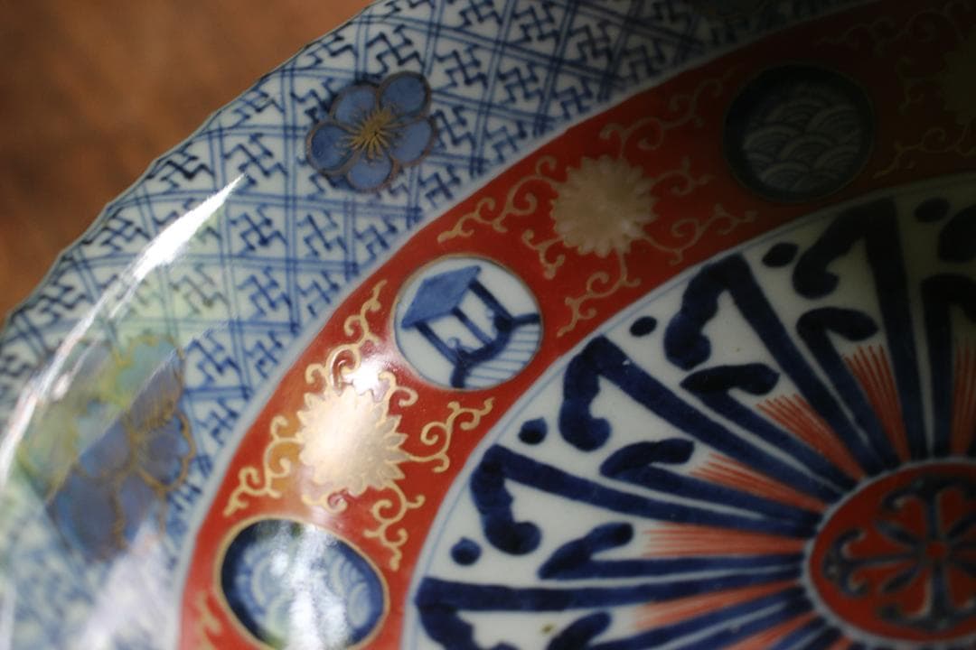 繊細な輪花デザインに華やかな金彩色絵の映える伊万里大鉢（検古伊万里九谷菓子鉢