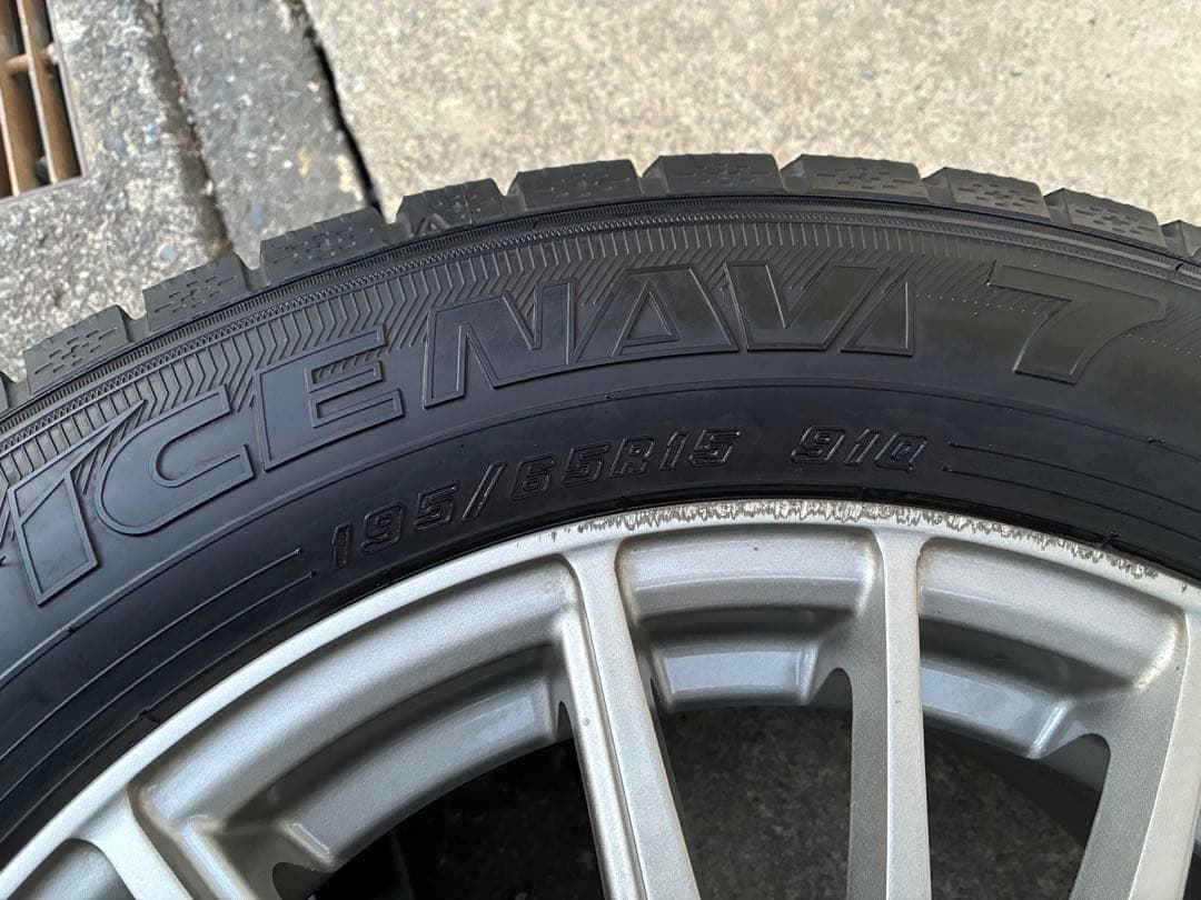 【送料込】22年バリ溝 スタッドレスタイヤ195/65R15 プリウスなど