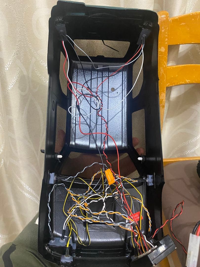 アソシエイテッド cr-12 ジムニーボディ LEDライト付き