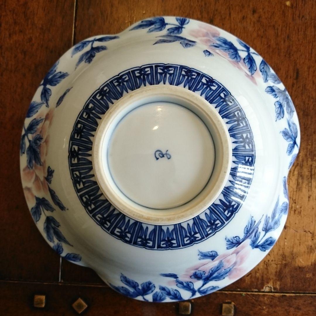 作家物 工房いとう 有田焼の牡丹柄三方浅鉢です。ピンクから紫色の牡丹に藍色