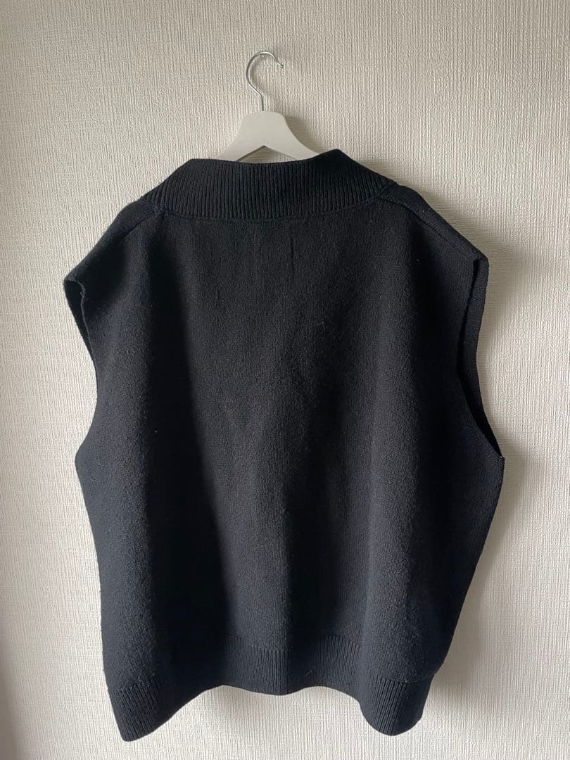 即完売品　UNUSED 黒 Vネック ノースリーブ ベスト　18AW希少サイズ